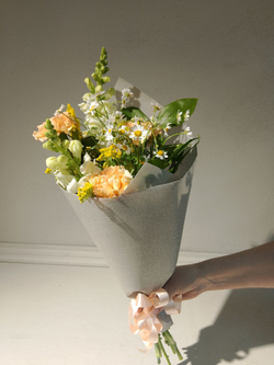 Летний солнечный букет с танацетумом и ароматными пионами Сара Бернард (С0034)