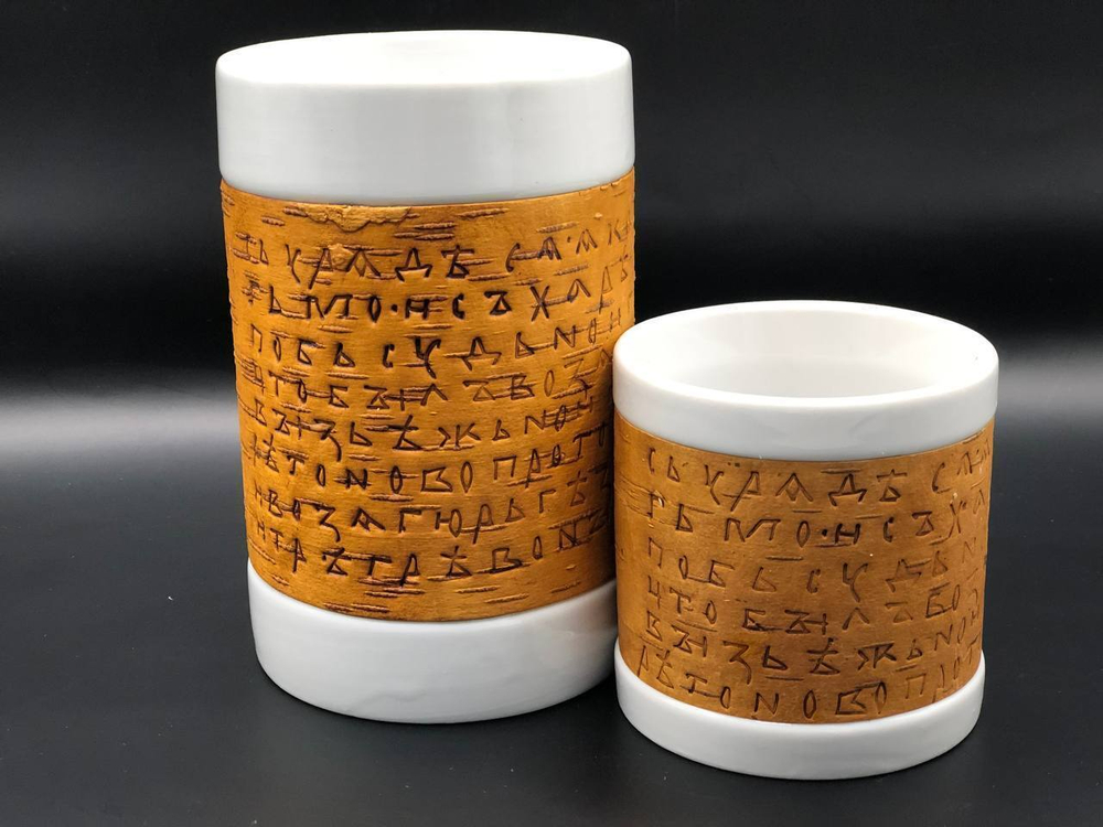 Набор из двух кружек, малая и большая, фарфоровые c берестой. Коллекция Onfim (Онфим) или Gramoty (Грамоты). 2 кружки без ручки, одной коллекции.