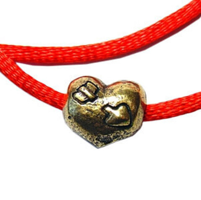 Красная нить с сердечком на любовь