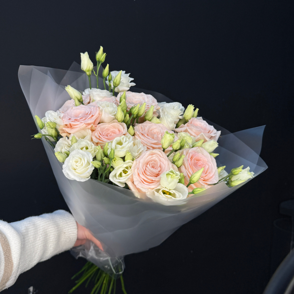 Букет из роз и белой эустомы
