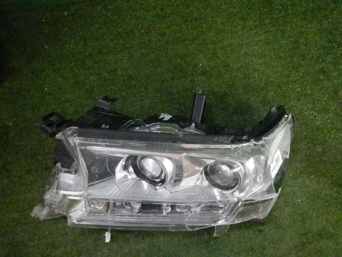 Битая Фара левая Toyota Land Cruiser 200 (2015-2021) LED
