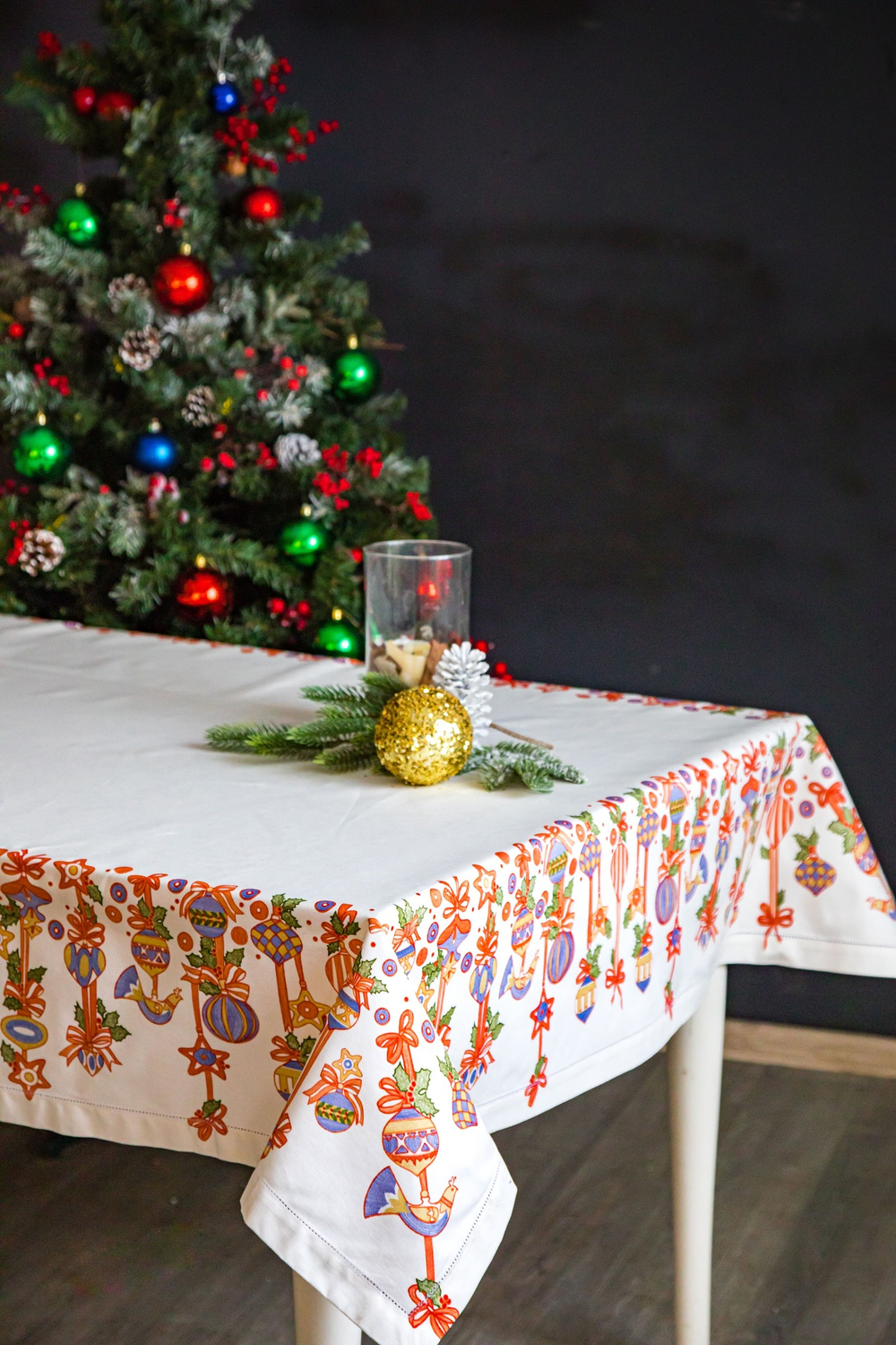 Скатерть прямоугольная 168х250см Mix&Match Home Новогодние игрушки белая