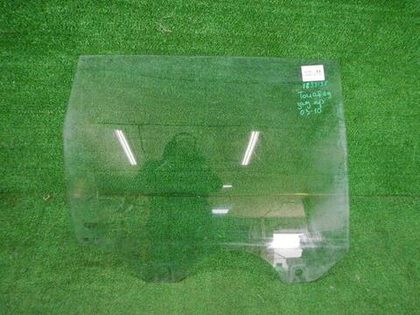 Стекло двери заднее правое VW Touareg 1 (2002-2010)