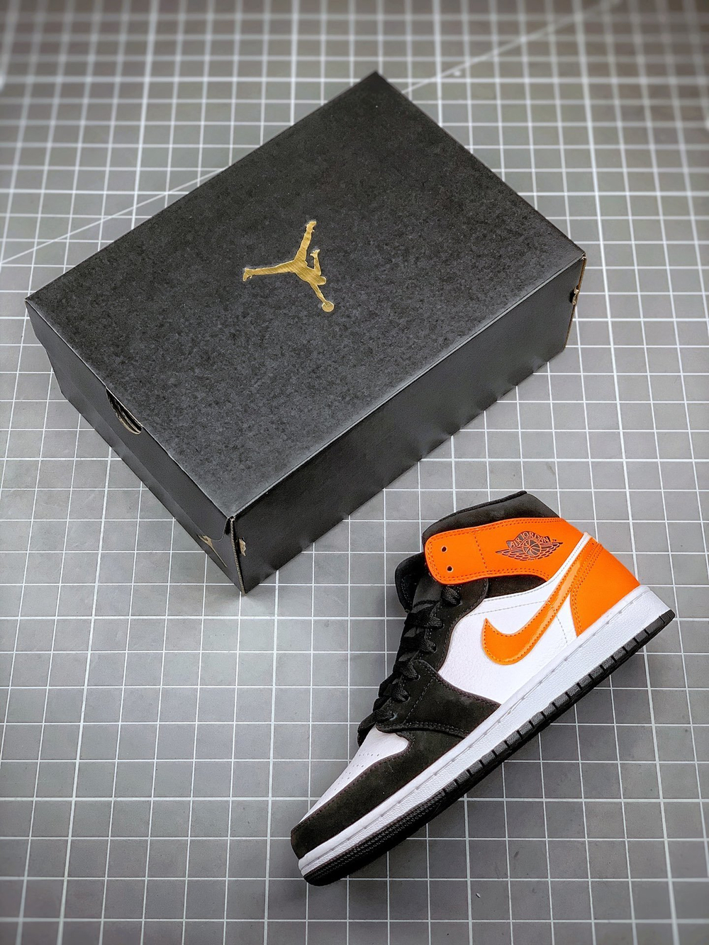 AIR JORDAN 1 MID SHATTERED BACKBOARD BLACK/WHITE-STARFISH