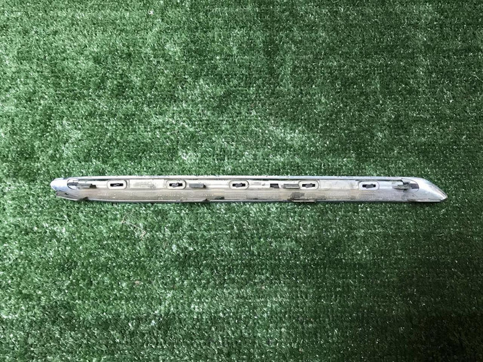 Молдинг решетки радиатора Mercedes E W213 (16-21)