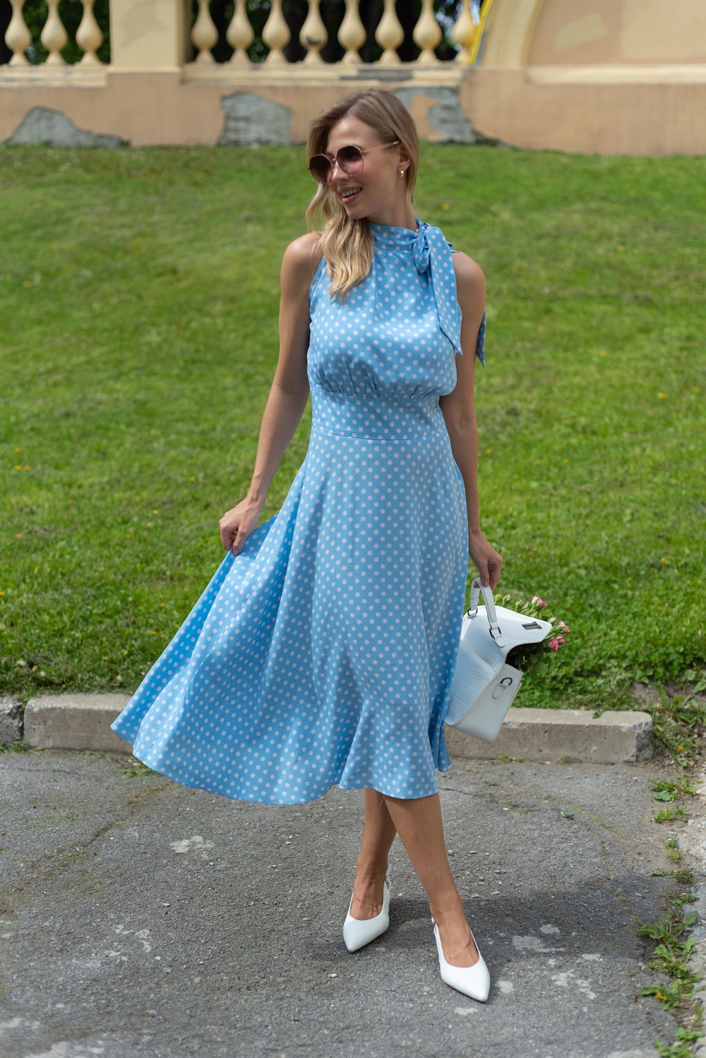 Платье голубое с открытыми плечами в горошек из вискозы