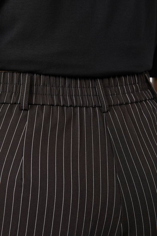 Брюки со стрелками в полоску, черный