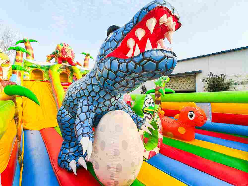 Коммерческий надувной батут «Хамелеон и динозавры Ультра 2» 12*6*6 м