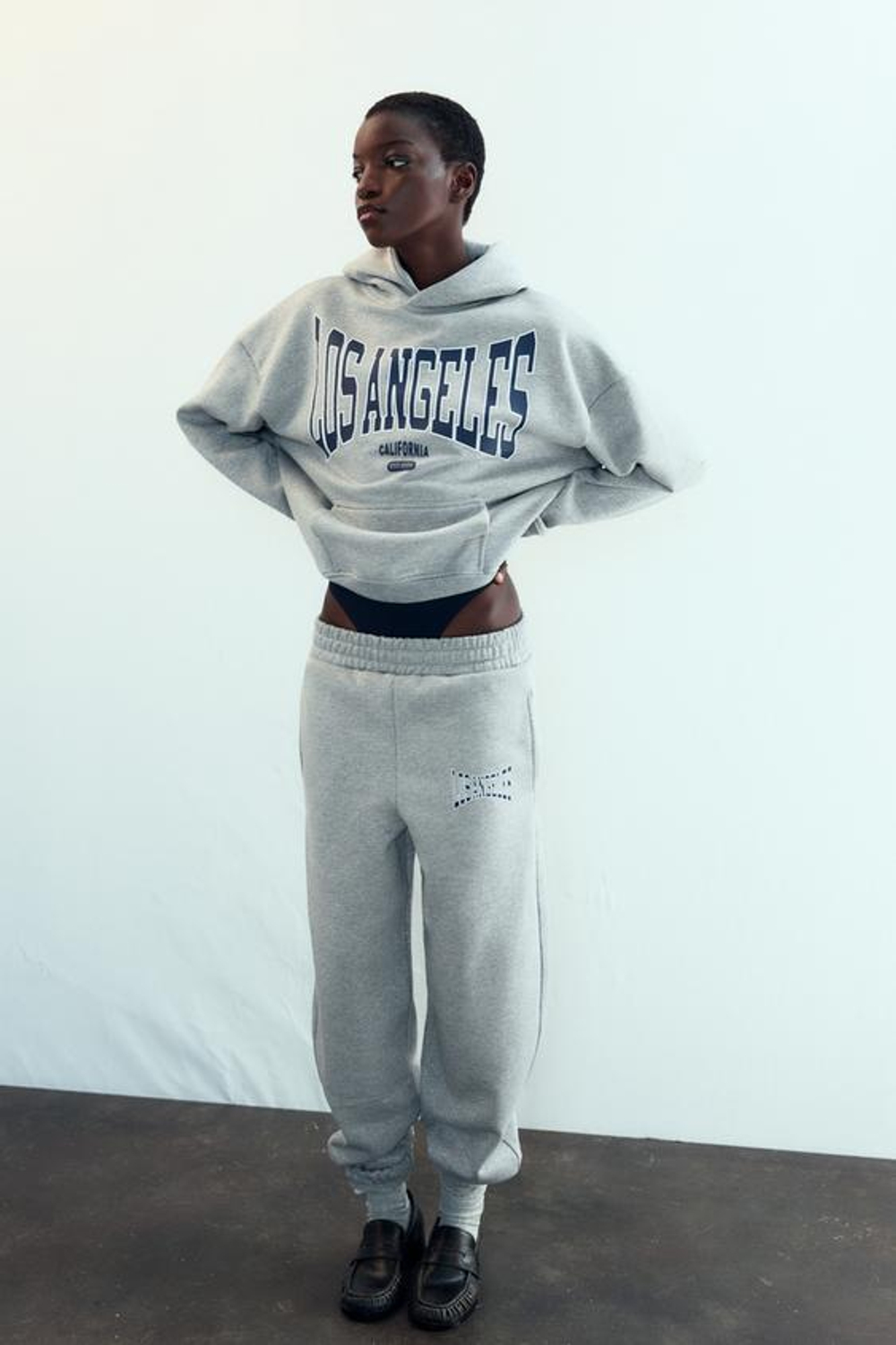 ZARA БРЮКИ-ДЖОГГЕРЫ ИЗ БЛЕСТЯЩЕЙ ТКАНИ, СЕРЫЙ МЕЛАНЖ