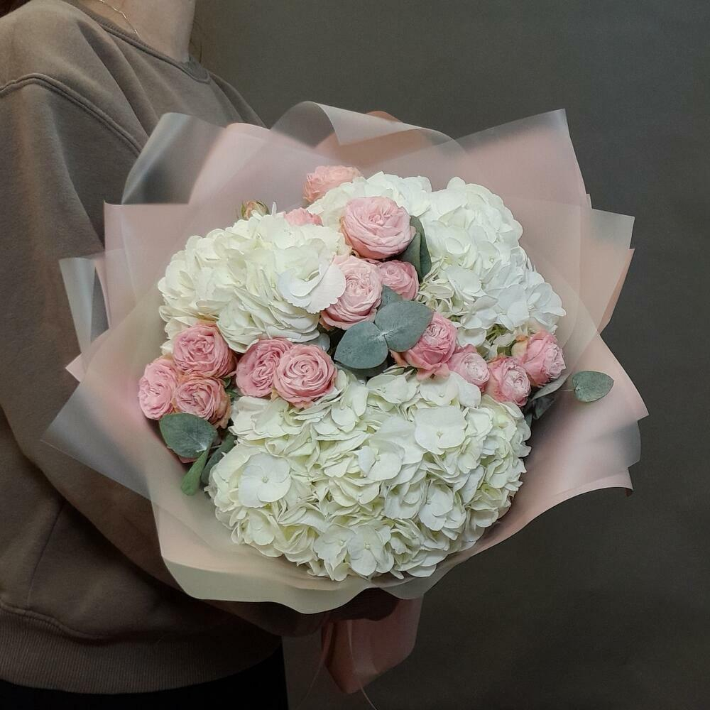 Букет из гортензий и пионовидных кустовых роз с эвкалиптом ПРЕДЗАКАЗ