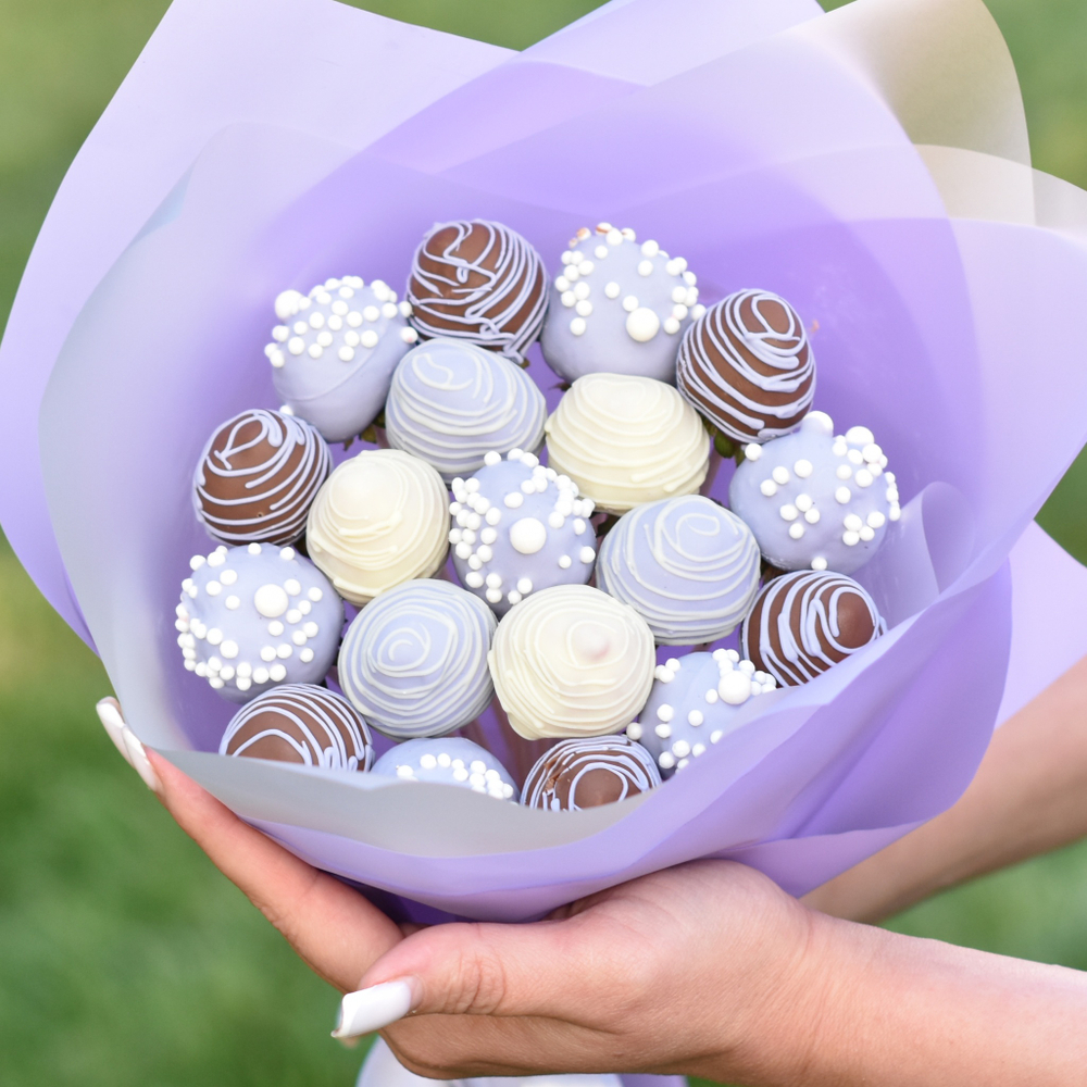 Букет из клубники в шоколаде «Purple sweet»