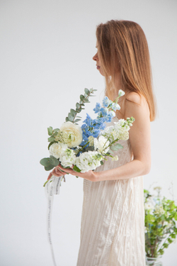 букет в бело-голубой гамме в подарок маме