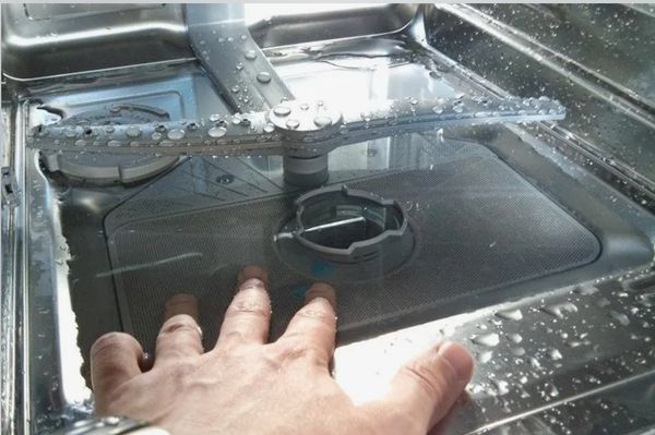 Почему посудомоечная машина не сливает воду.