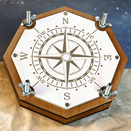 Деревянный пресс для гербария восьмигранный «Компас» с гравировкой сторон света — 3 размера