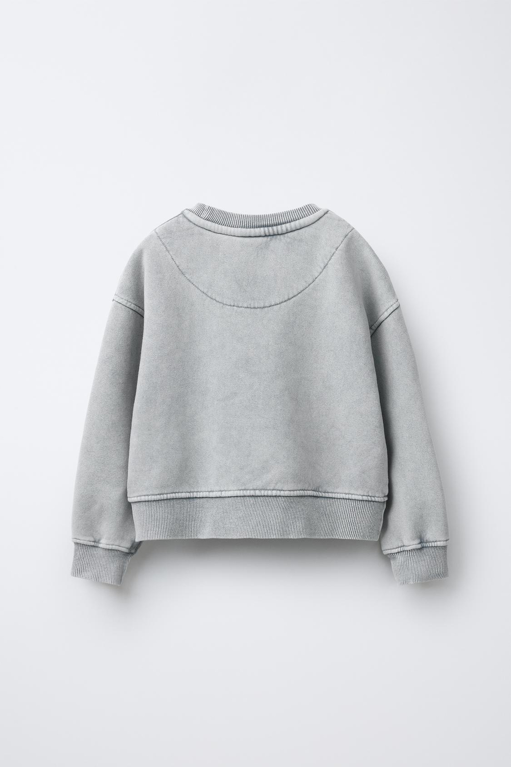 ZARA ТОЛСТОВКА С ЭФФЕКТОМ ПОТЕРТОСТИ И БЛЕСТЯЩЕЙ ЗВЕЗДОЙ, СЕРЫЙ