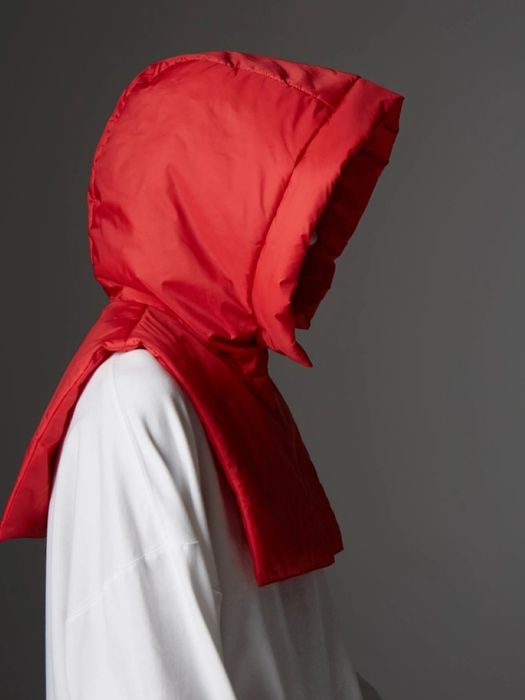 Капюшон, алый