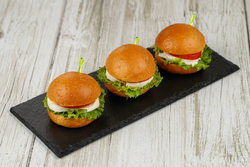 Бургер с моцареллой и соусом песто