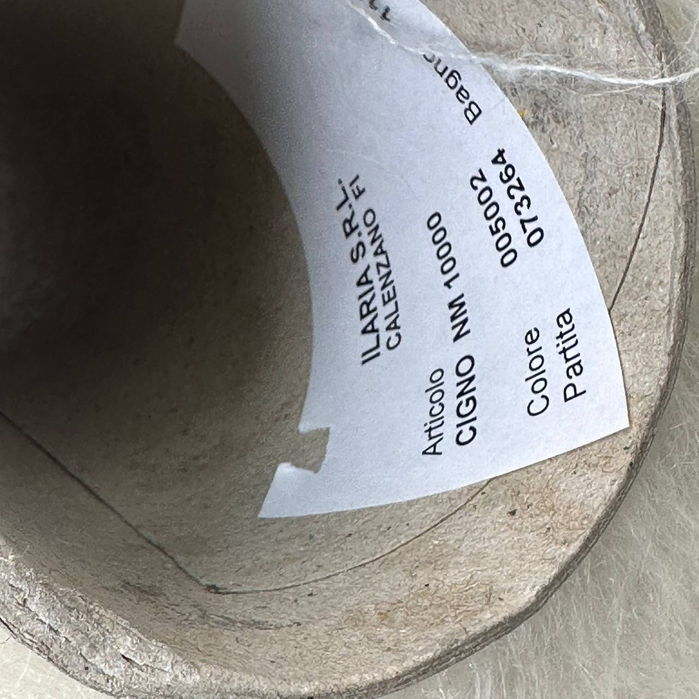 CIGNO - Ilaria Calenzano; 50% кидмохер, 30% нейлон, 20% меринос; 1000м/100гр; col. 005002, цвет: белый молочный;