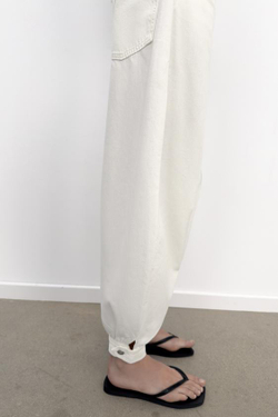 ZARA ДЖИНСЫ TRF BALLON СО СРЕДНЕЙ ПОСАДКОЙ И ПЕТЛЕЙ, БЕЛЫЙ