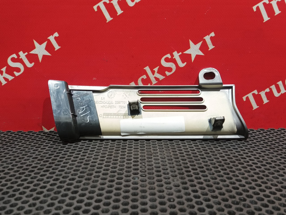 Накладка решетки радиатора левая 2019г.