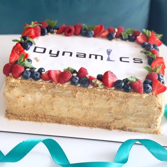 Торт Медовик с логотипом/фото и ягодами