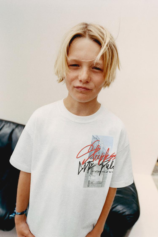 ZARA ФУТБОЛКА С ПРИНТОМ ГРАФФИТИ, ЭКРЮ