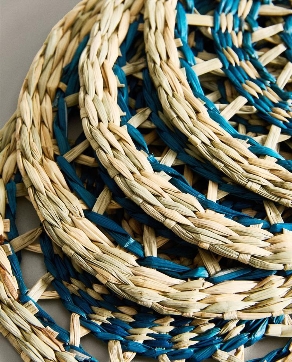 ZARA HOME НАБОР ПОДСТАВОК ПОД СТАКАН ИЗ МОРСКОЙ ТРАВЫ (4 ШТ.), СИНИЙ