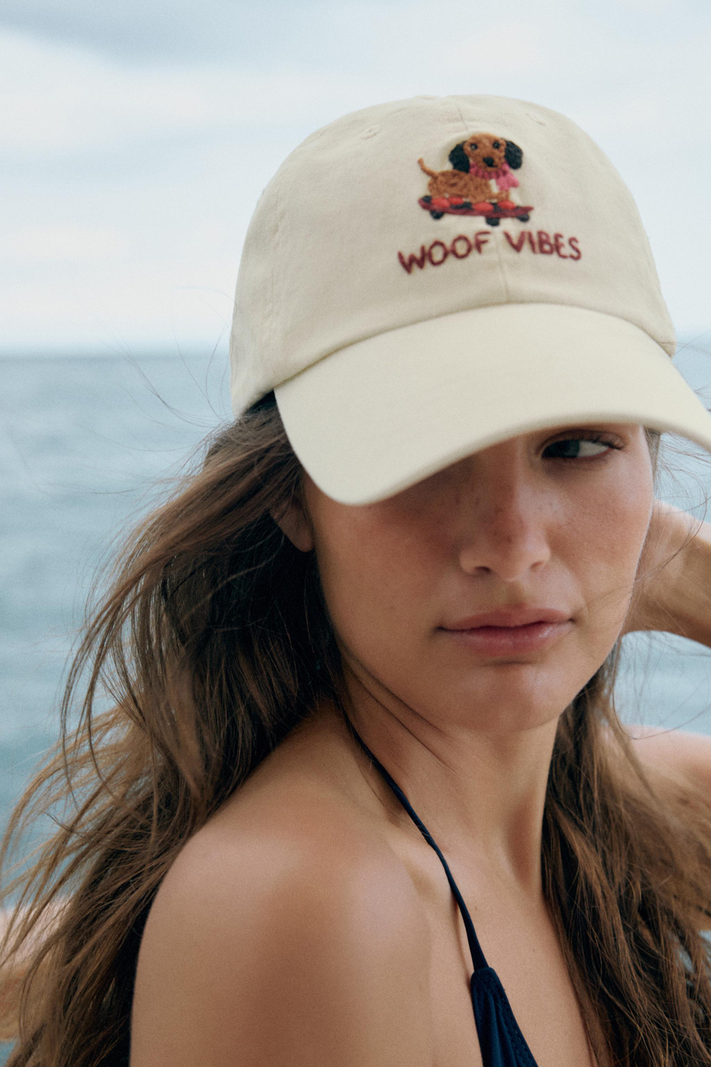 ZARA КЕПКА ИЗ САРЖИ С ВЫШИВКОЙ СОБАКИ, ЭКРЮ