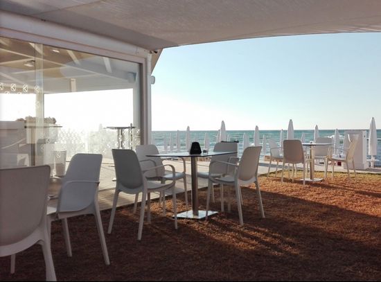 Кресло пластиковое с подлокотниками Ginevra Италия белое (лён)