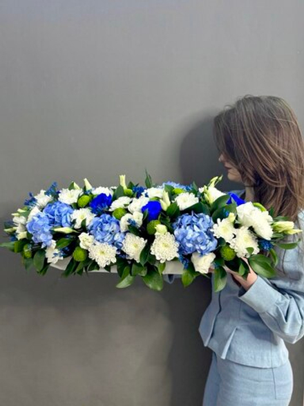 Настольная композиция с цветами в бело-синей гамме