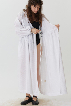 Платье на запах с широкими рукавами длины макси из белого шитья