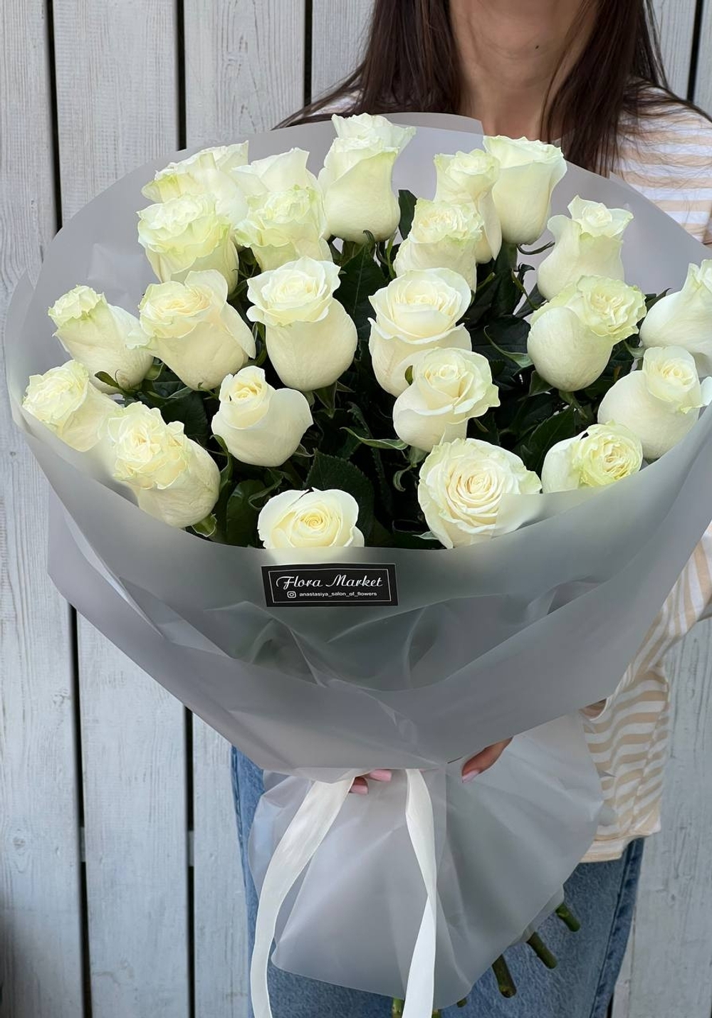 Букет из белых роз Эквадор, 60 см и зелени эвкалипта