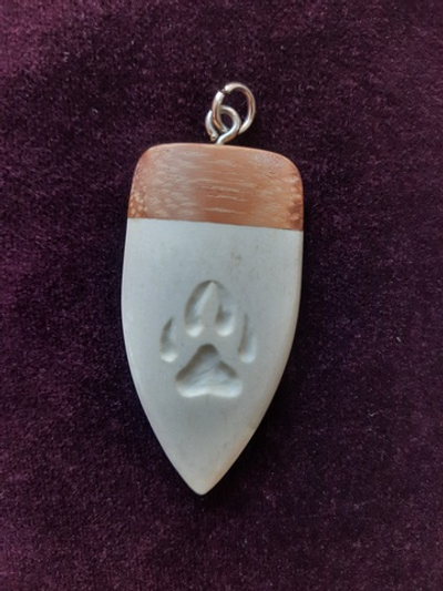 Подвеска "Лапа", рог лося, красное дерево