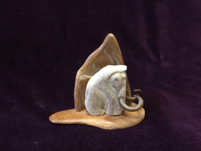 Мамонт у скалы, миниатюра из бивня мамонта