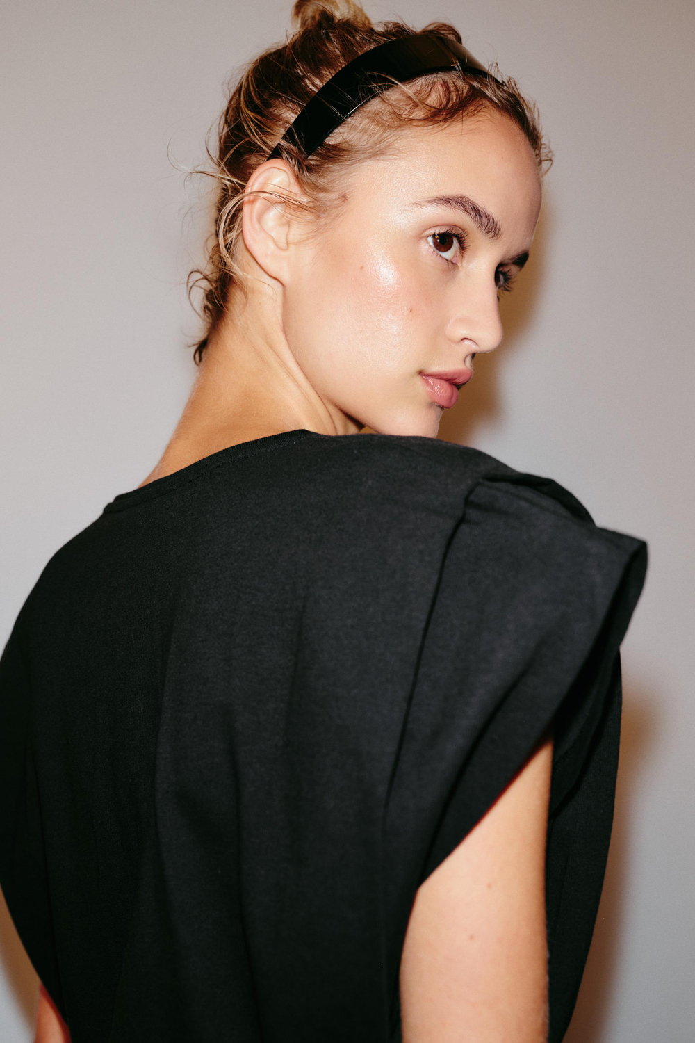 ZARA ХЛОПКОВАЯ ФУТБОЛКА С V-ОБРАЗНЫМ ВЫРЕЗОМ, ЧЕРНЫЙ
