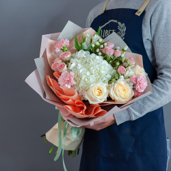 Нежный букет с белой гортензией и пионовидной розой