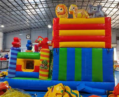 Коммерческий надувной батут «Звериный мир» с горкой и аркой, 6*5*4.2 м.