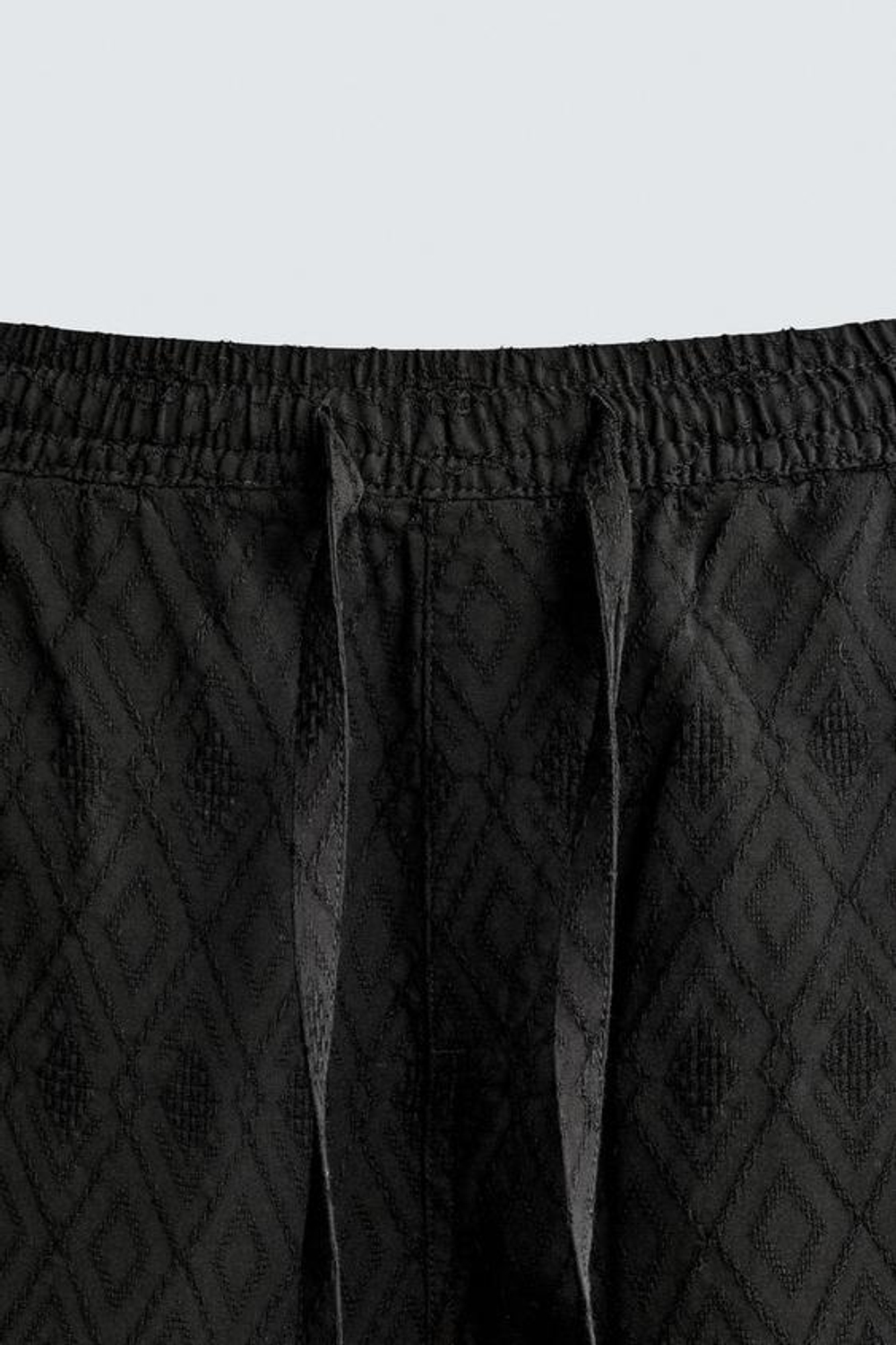 ZARA ШОРТЫ REGULAR FIT С ГЕОМЕТРИЧЕСКИМ ЖАККАРДОВЫМ УЗОРОМ, ЧЕРНЫЙ