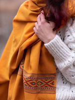 Шерстяной палантин с вышивкой