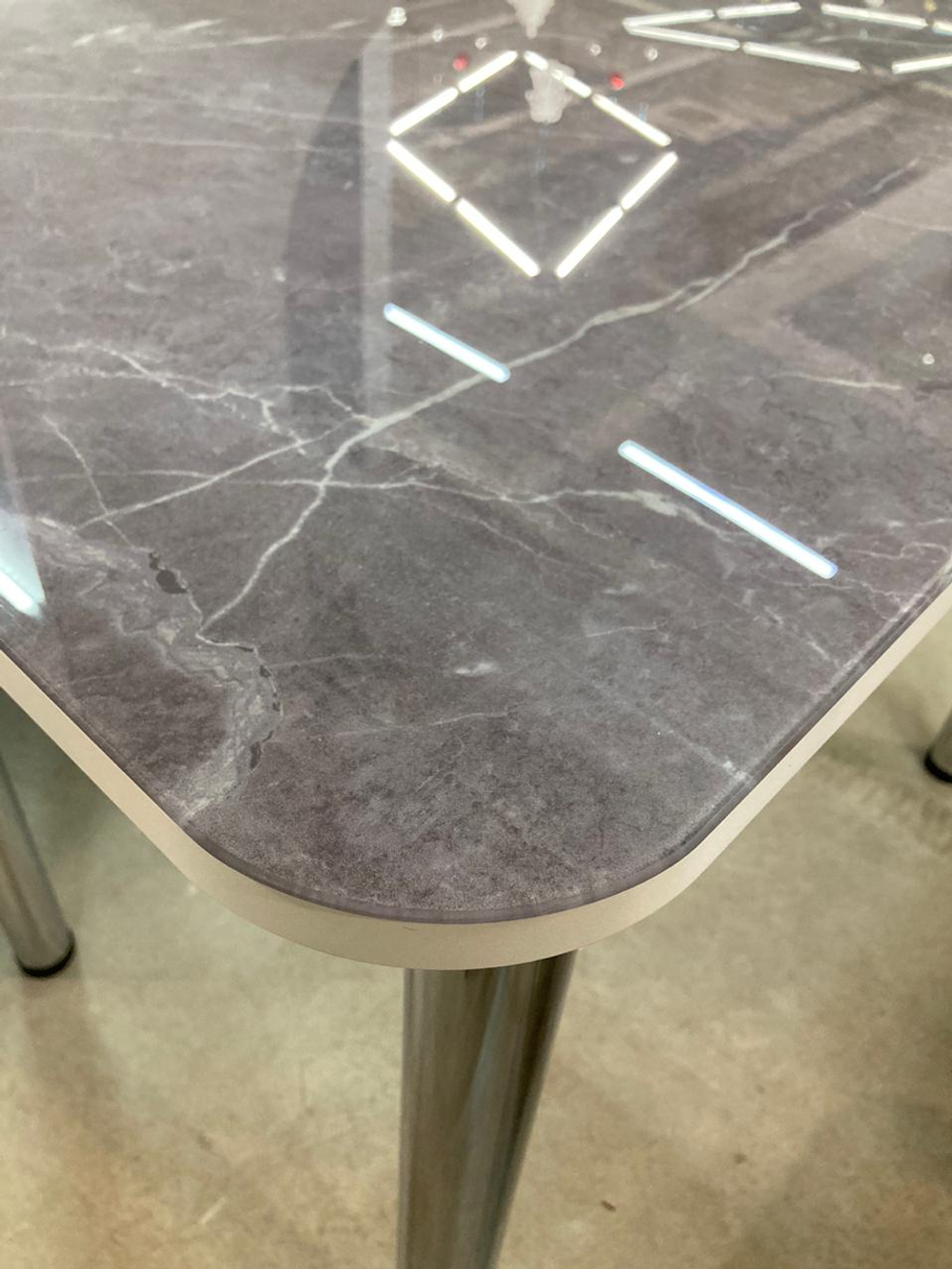 Стол неразд Прямоугольный подстолье прямое хром Царг.пояс белый Ст-ца мрамор серый ф/п стекло