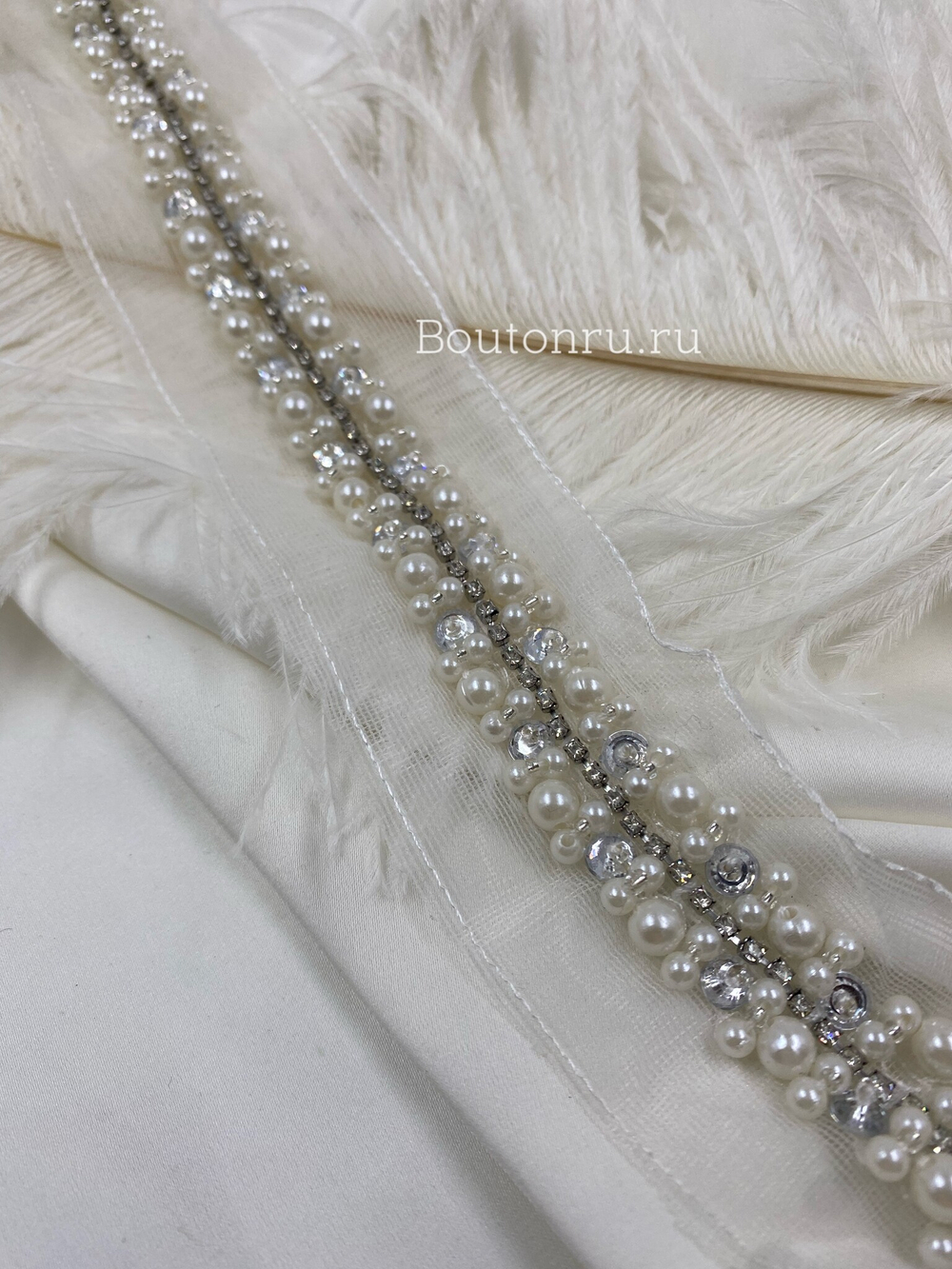 Тесьма на белой сетке с жемчугом и стразами
