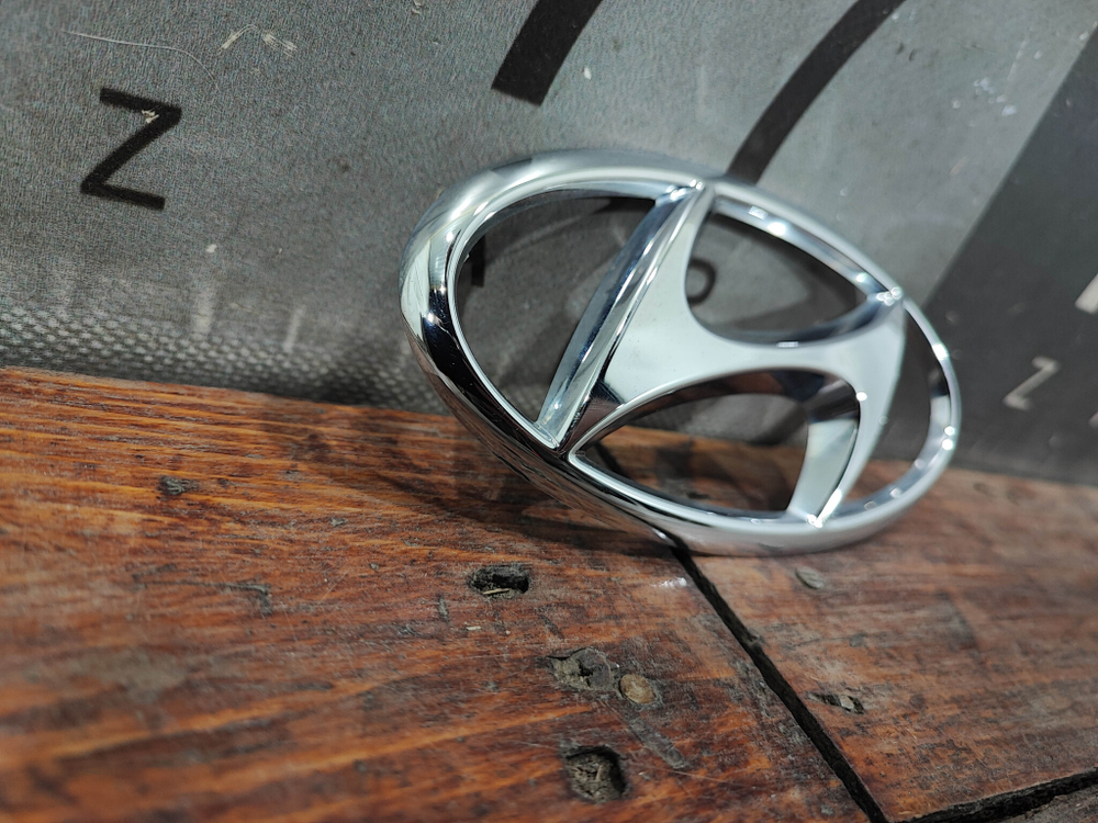 Эмблема на крышку багажника Hyundai Santa Fe 4 (TM) 18-21 Б/У Оригинал 86300S1000