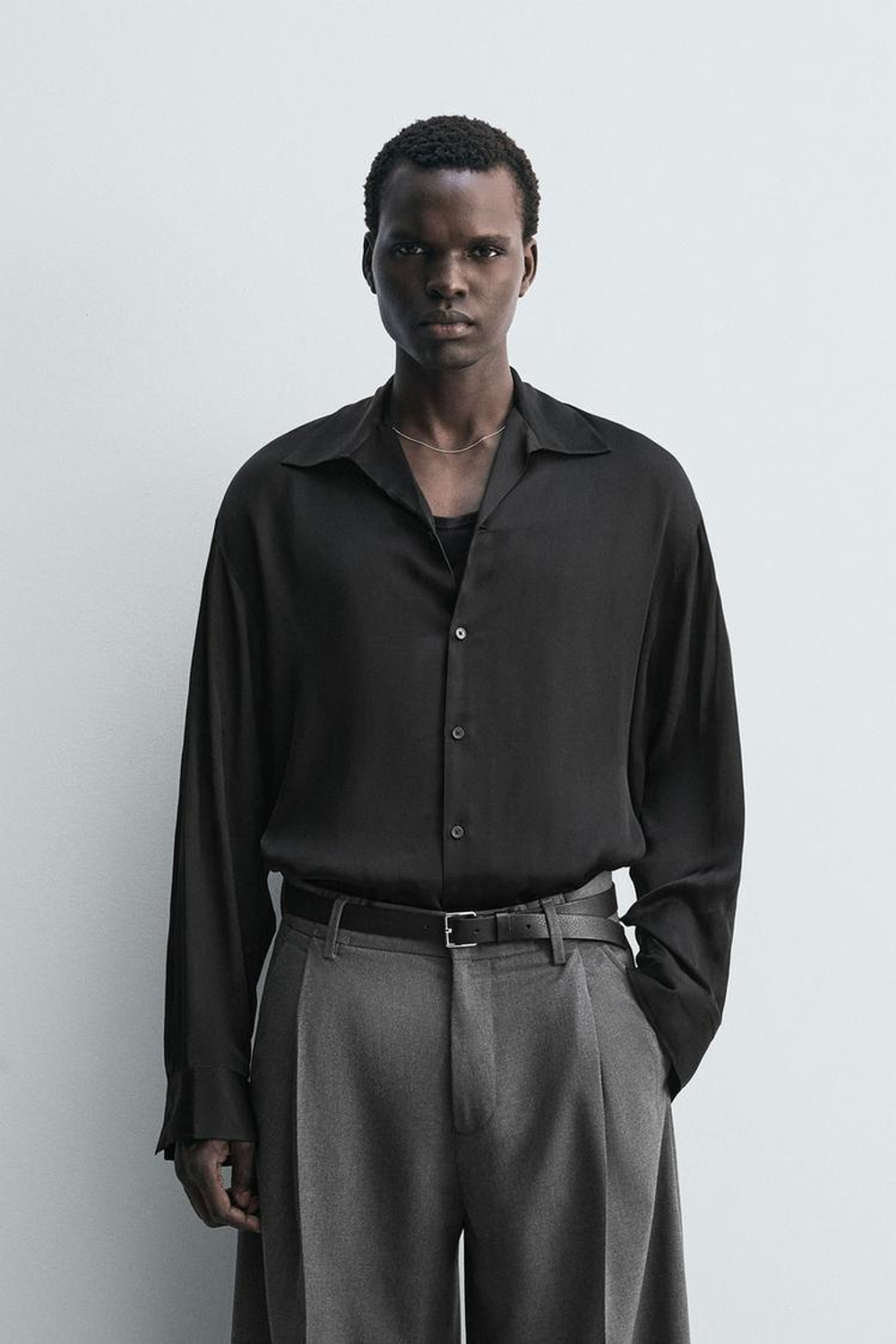 ZARА РУБАШКА RELAXED FIT ИЗ СТРУЯЩЕЙСЯ ТКАНИ, ЧЕРНЫЙ