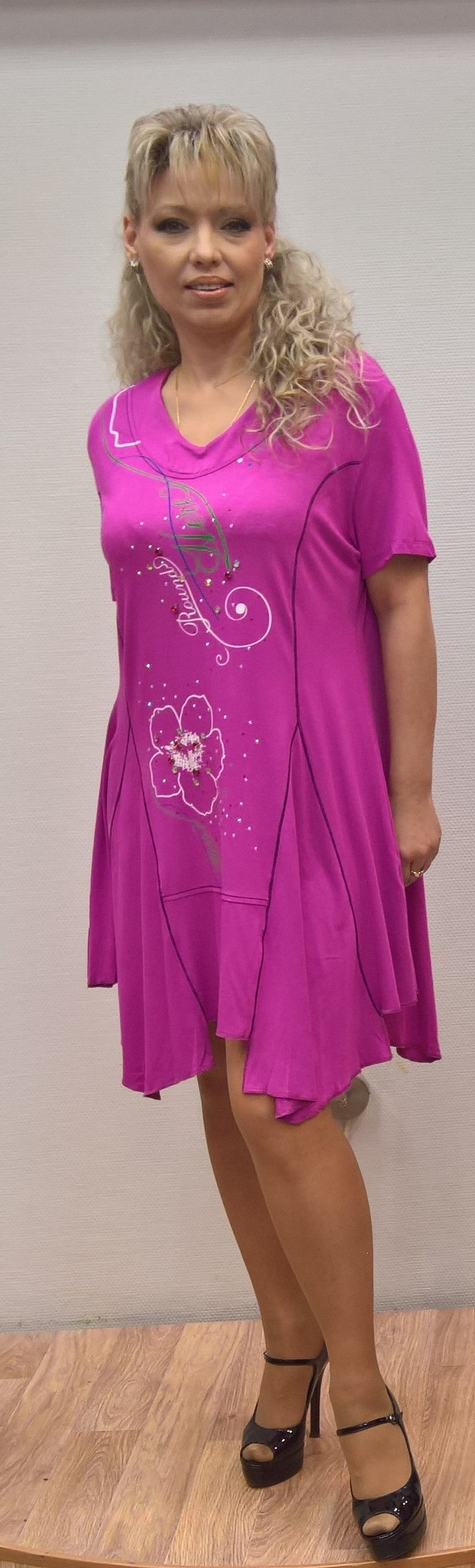 Яркая туника-платье со стразами и оригинальным рисунком