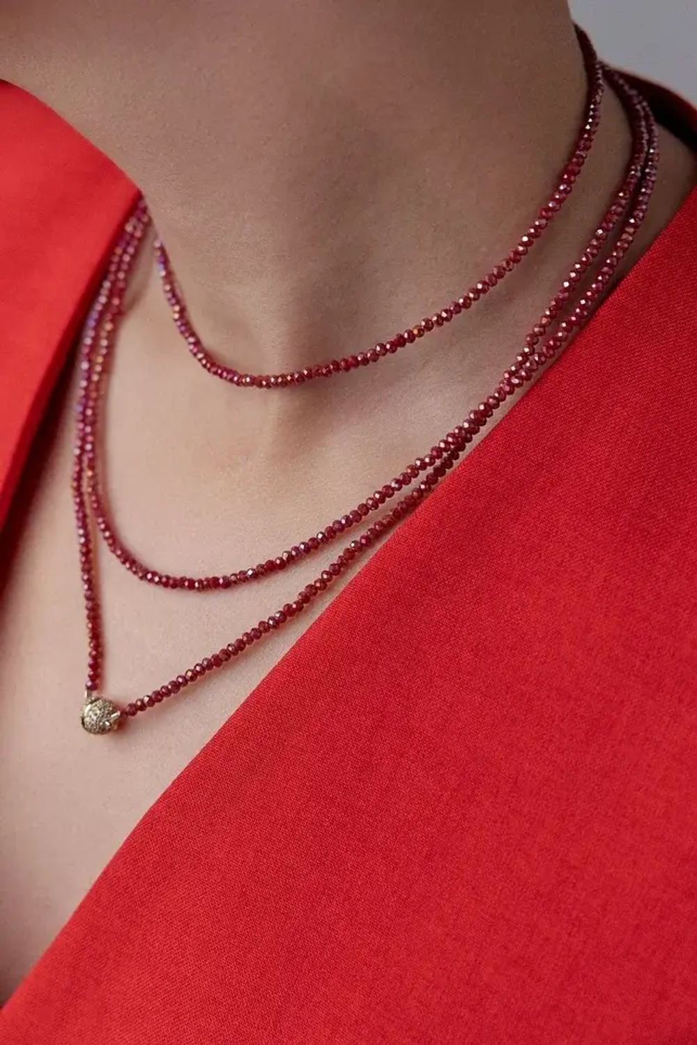 Нить-трансформер "Венеция" из брусничного венецианского бисера с золотым магнитом