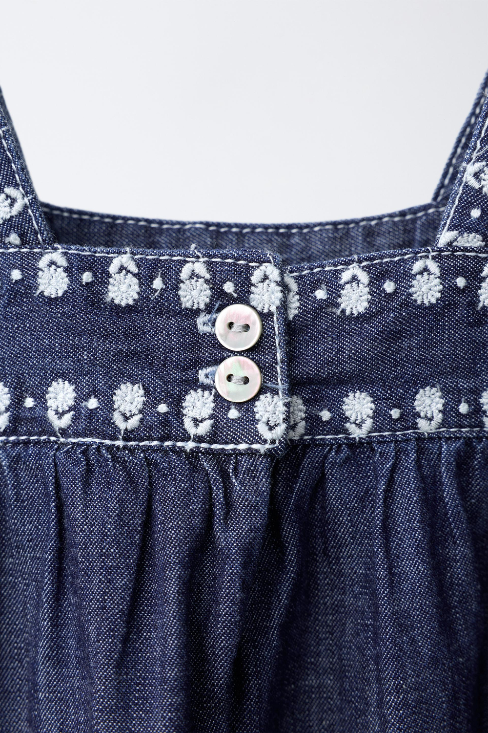 ZARA ПЛАТЬЕ ИЗ ДЕНИМА С ВЫШИВКОЙ, СИНИЙ