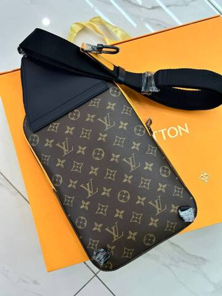 Сумка-слинг Louis Vuitton