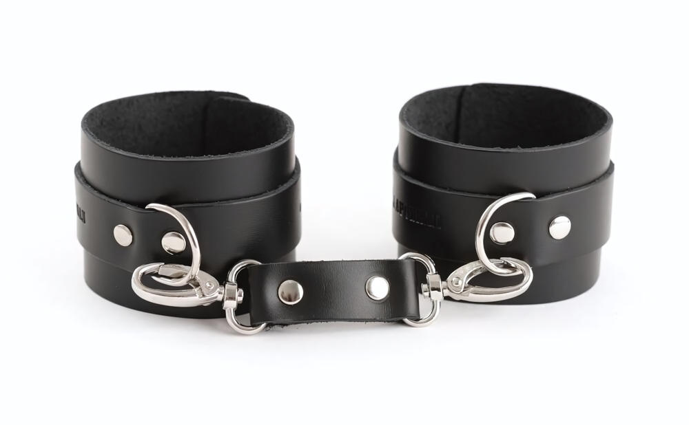 Черные кожаные оковы со сцепкой (Цвет: черный)