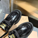 Женские лоферы Miu Miu из лакированной кожи в черном цвете