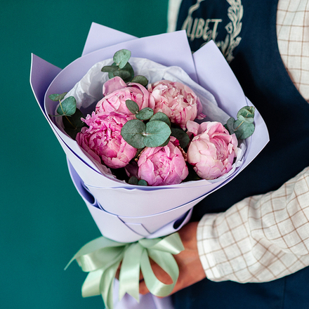 5 пионов Сара Бернар с эвкалиптом